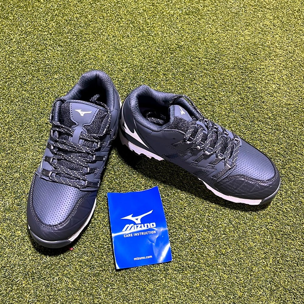 Mizuno 9-Spike Swift 6 Women’s Metal Fastpitch Softball Cleats Size 5, Gray shoe